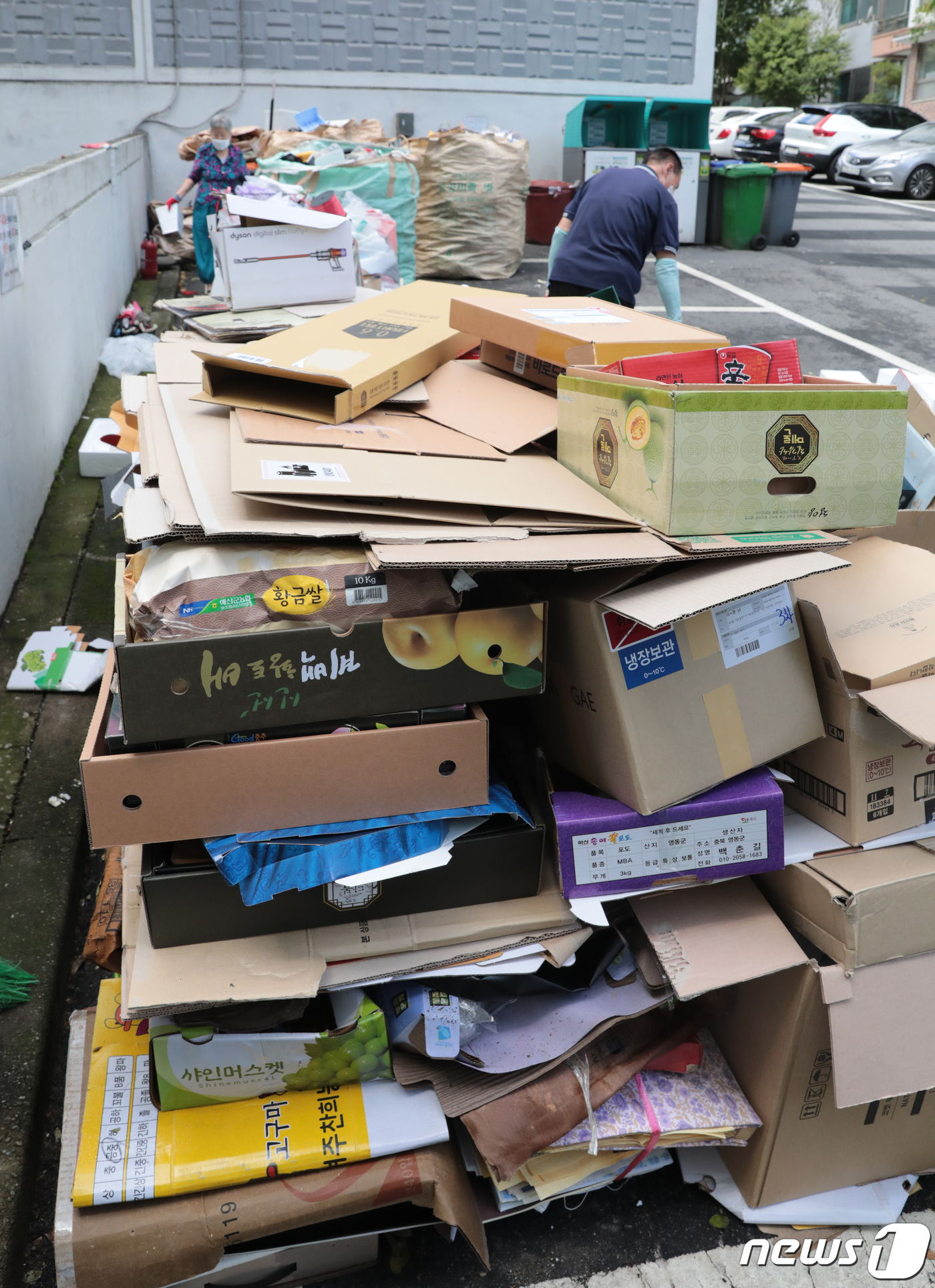 (서울=뉴스1) 이성철 기자 = 추석 연휴 마지막 날인 22일 서울의 한 아파트단지에서 시민들이 연휴동안 쌓인 쓰레기를 배출하고 있다. 2021.9.22/뉴스1