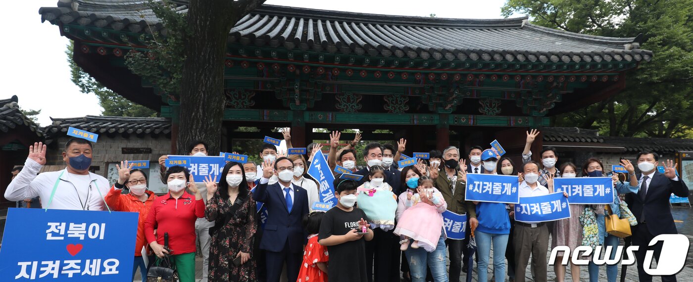 본문 이미지 - 이낙연 더불어민주당 대선 경선 후보가 22일 전북 전주시 한옥마을 경기전 앞에서 지지자들과 기념촬영을 하고 있다. 유경석 기자