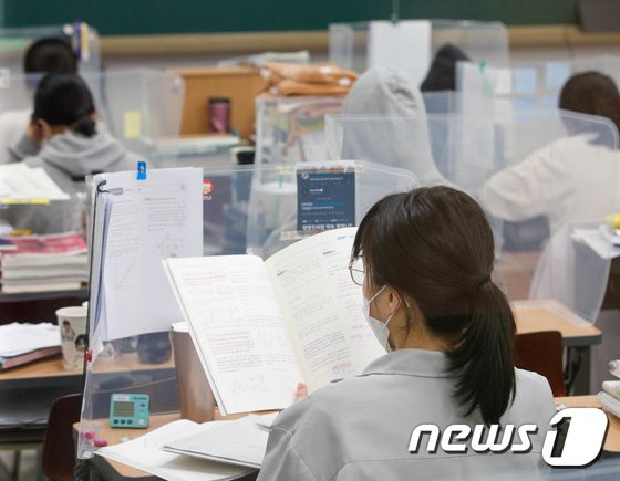 추석 연휴 마지막 날인 22일 서울 마포구 종로학원 강북본원(신촌)에서 대학수학능력시험을 앞둔 수험생들이 자습을 하고 있다. 안은나 기자
