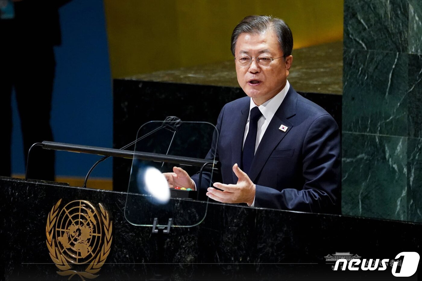 본문 이미지 - 문재인 대통령이 지난 9월21일(현지시각) 미국 뉴욕 유엔총회장에서 기조연설을 하고 있다. (청와대 페이스북) 2021.9.22/뉴스1