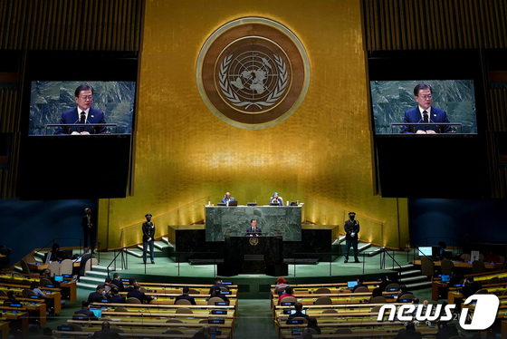 문재인 대통령이 21일(현지시각) 미국 뉴욕 유엔 총회장에서 기조연설을 하고 있다. (청와대 페이스북) 
