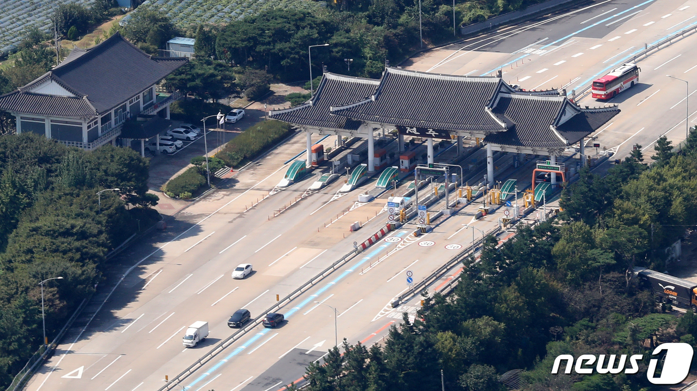 (전주=뉴스1) 전북사진기자단 = 추석 연휴 마지막 날인 22일 전북 전주시의 상공에서 바라본 전주IC가 한산한 모습을 보이고 있다. (항공촬영협조=전북경찰청 항공대 기장 박형식 …