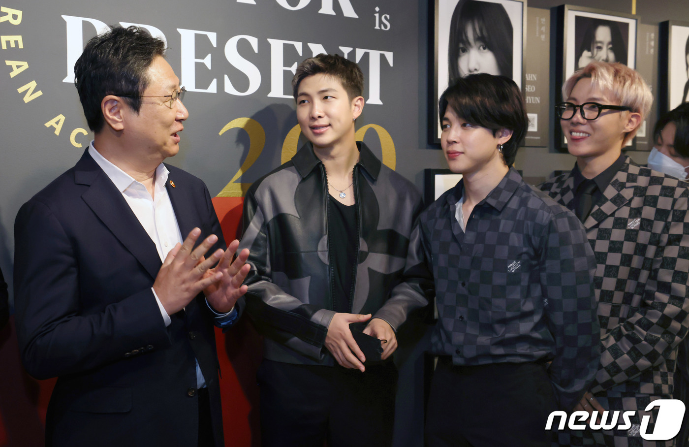(서울=뉴스1) = 황희 문화체육관광부 장관이 22일 오후(현지시각) 미국 뉴욕한국문화원을 방문한 방탄소년단(BTS)을 만나고 있다.(문화체육관광부 제공) 2021.9.23/뉴스1 …