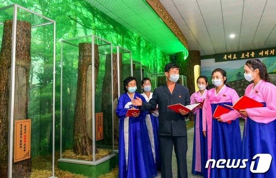 북한 경원혁명사적관 찾은 북한 주민들