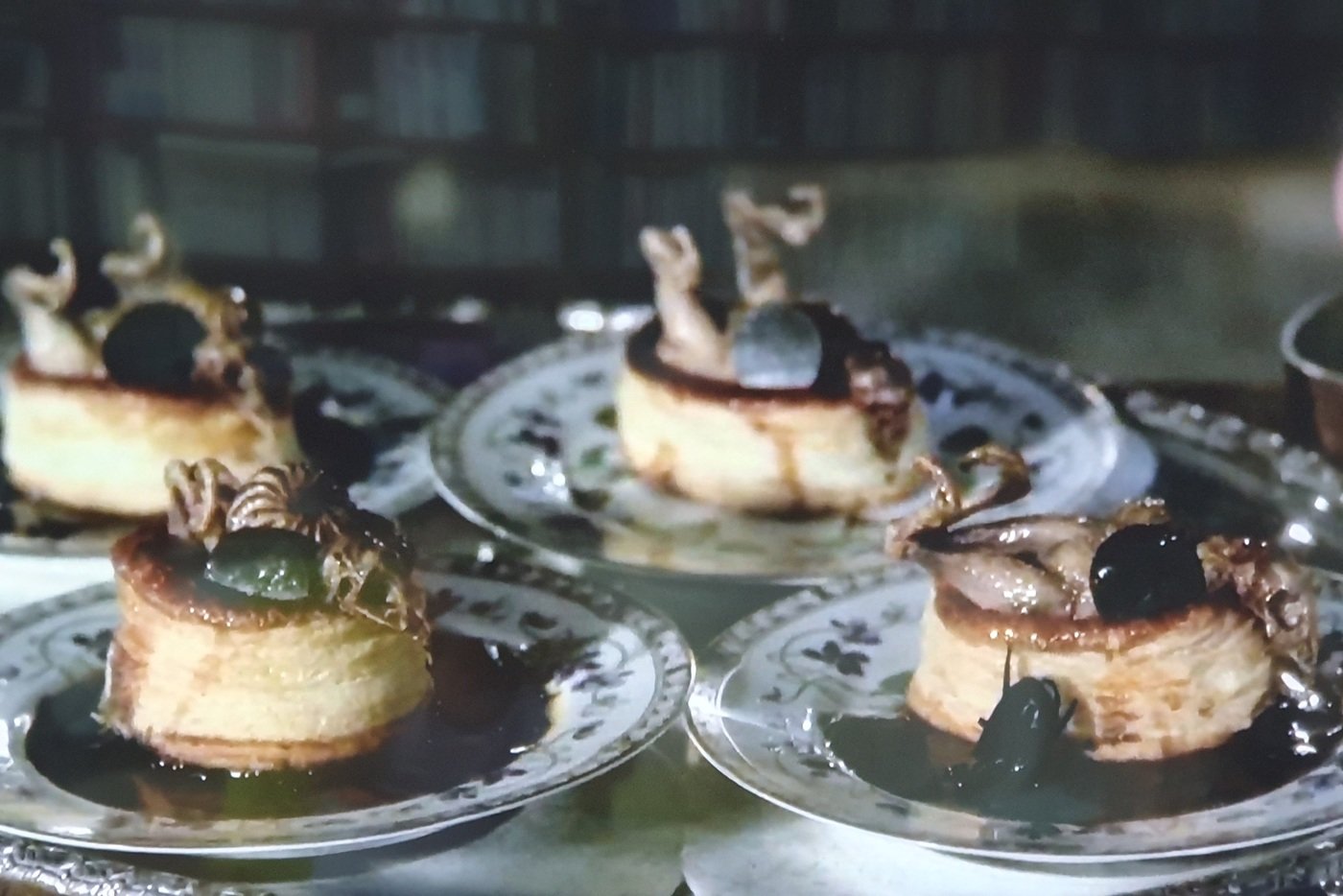 본문 이미지 - 접시에 올려진 오르톨랑 요리 / 사진출처 = 영화 '바베트의 만찬'