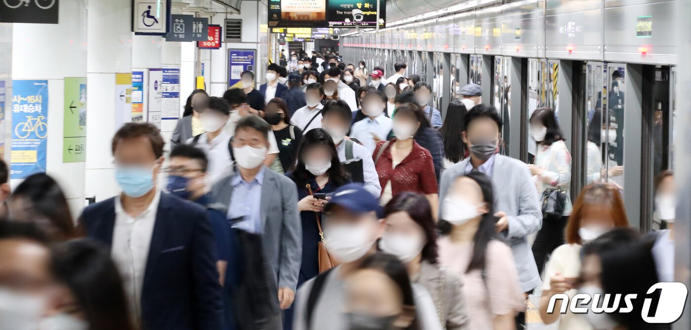 본문 이미지 - 추석 명절 연휴가 끝난 23일 오전 서울 종로구 광화문역에서 시민들이 출근을 하기 위해 발걸음을 옮기고 있다.김진환 기자