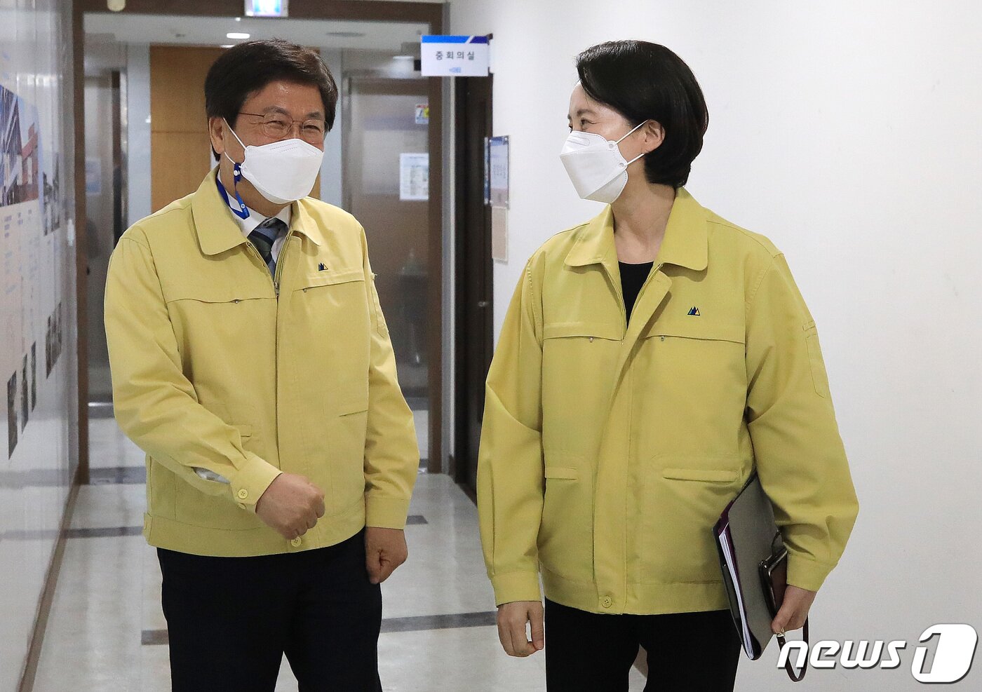 본문 이미지 - 유은혜 사회부총리 겸 교육부 장관과 최교진 세종시교육감(전국 시·도교육감협의회장)이 23일 한국교육시설안전원에서 열린 회의에 참석하고 있다. 2021.9.23/뉴스1 ⓒ News1 구윤성 기자