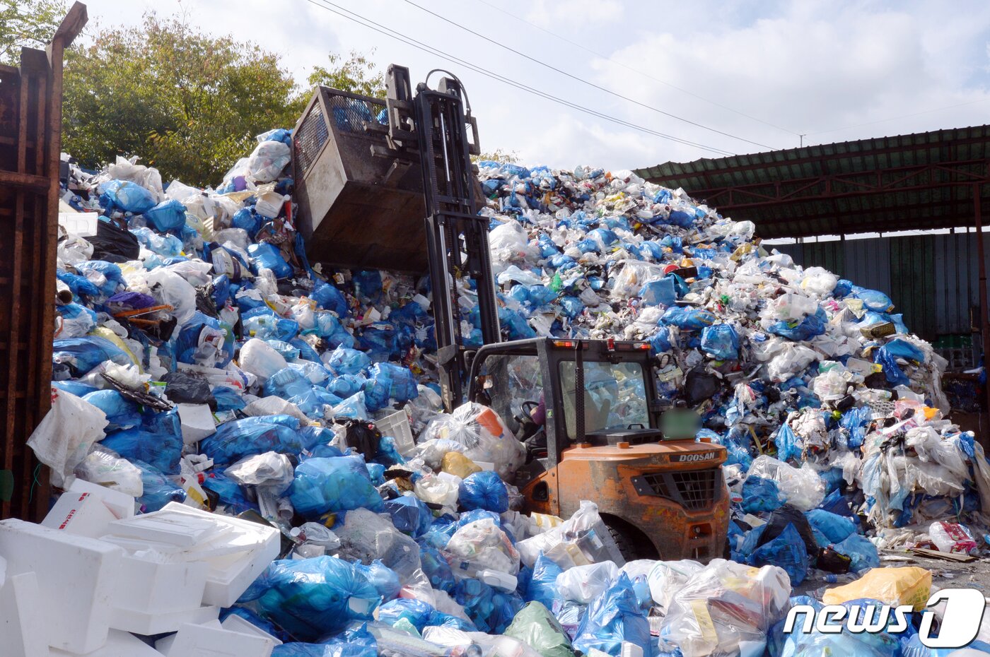 본문 이미지 - 5일간의 황금 추석 연휴가 끝난 23일 오전 광주 북구 한 재활용쓰레기선별장에서 지게차가 쓰레기를 옮기고 있다. 2021.9.23/뉴스1 ⓒ News1 정다움 기자