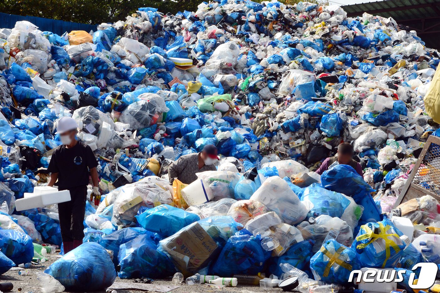 본문 이미지 - 5일간의 황금 추석 연휴가 끝난 23일 오전 광주 북구 한 재활용쓰레기선별장에서 인부들이 쓰레기를 옮기고 있다. 2021.9.23/뉴스1 ⓒ News1 정다움 기자
