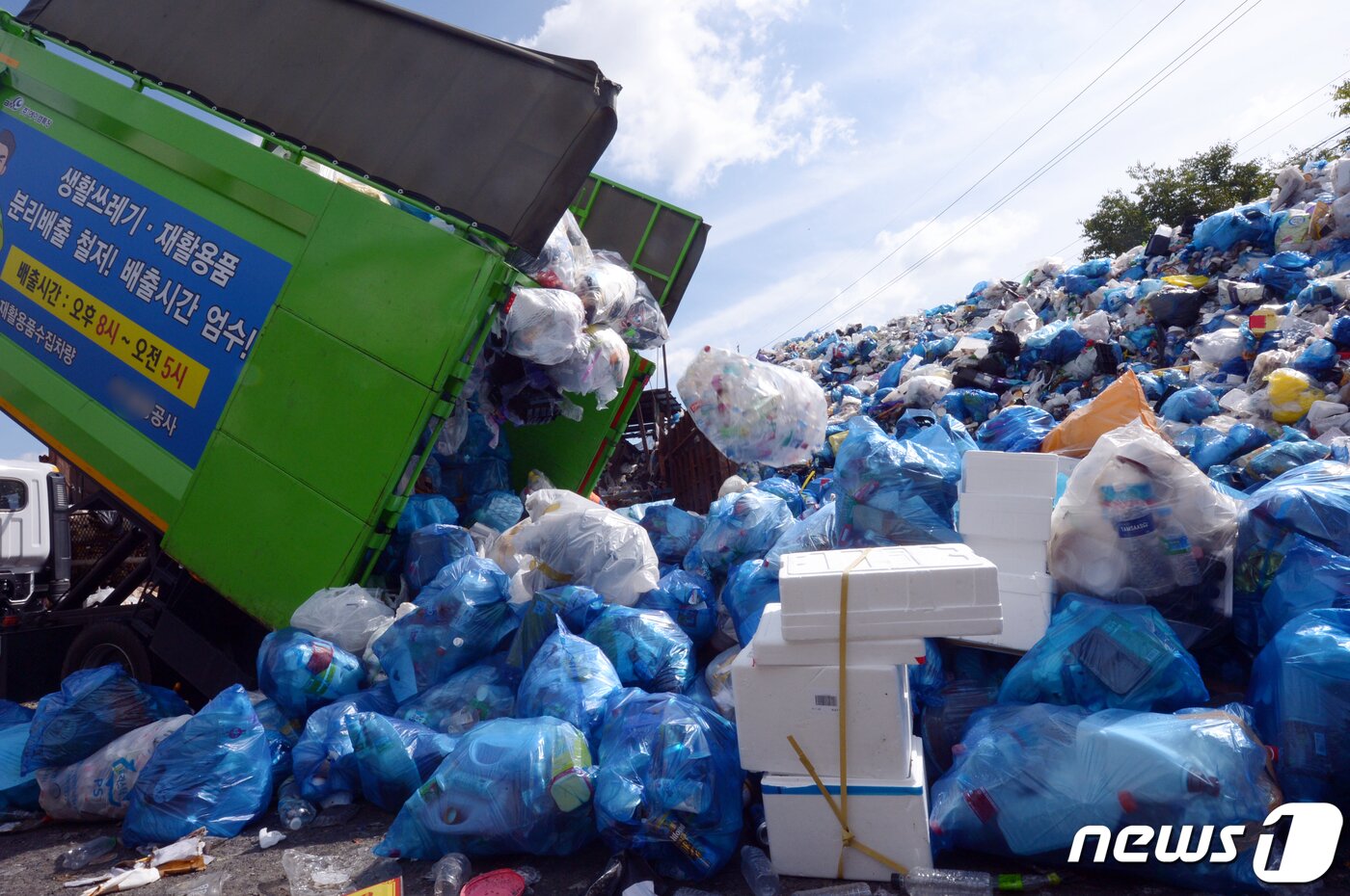 본문 이미지 - 5일간의 황금 추석 연휴가 끝난 23일 오전 광주 북구 한 재활용쓰레기선별장에서 수거차량이 쓰레기를 토해내고 있다. 2021.9.23/뉴스1 ⓒ News1 정다움 기자