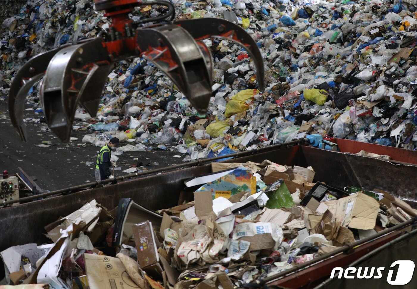 본문 이미지 - 추석 명절 연휴가 끝난 23일 서울 송파구 송파자원순환공원에서 관계자들이 재활용쓰레기 선별장에 쌓인 쓰레기를 포크레인을 이용해 분류하고 있다.  2021.9.23/뉴스1 ⓒ News1 신웅수 기자