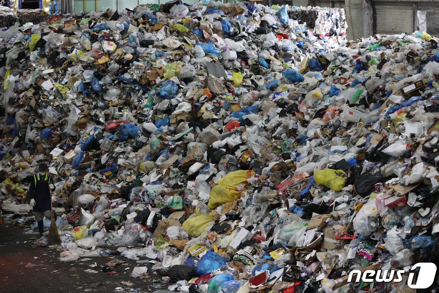 본문 이미지 - 추석 명절 연휴가 끝난 23일 서울 송파구 송파자원순환공원에서 관계자들이 재활용쓰레기 선별장에 쌓인 쓰레기를 분류하고 있다. 2021.9.23/뉴스1 ⓒ News1 신웅수 기자