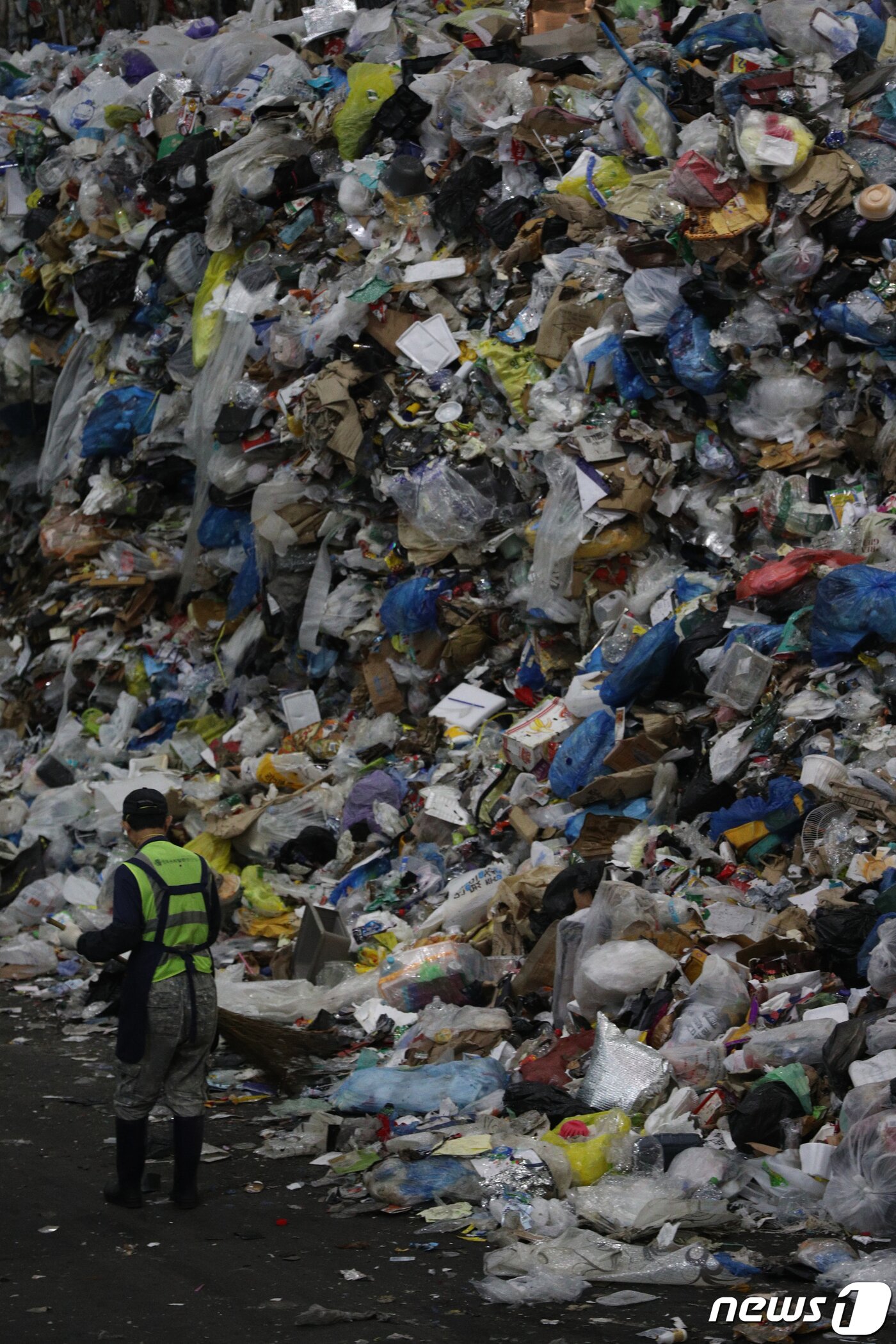 본문 이미지 - 추석 명절 연휴가 끝난 23일 서울 송파구 송파자원순환공원에서 관계자들이 재활용쓰레기 선별장에 쌓인 쓰레기를 분류하고 있다. 2021.9.23/뉴스1 ⓒ News1 신웅수 기자