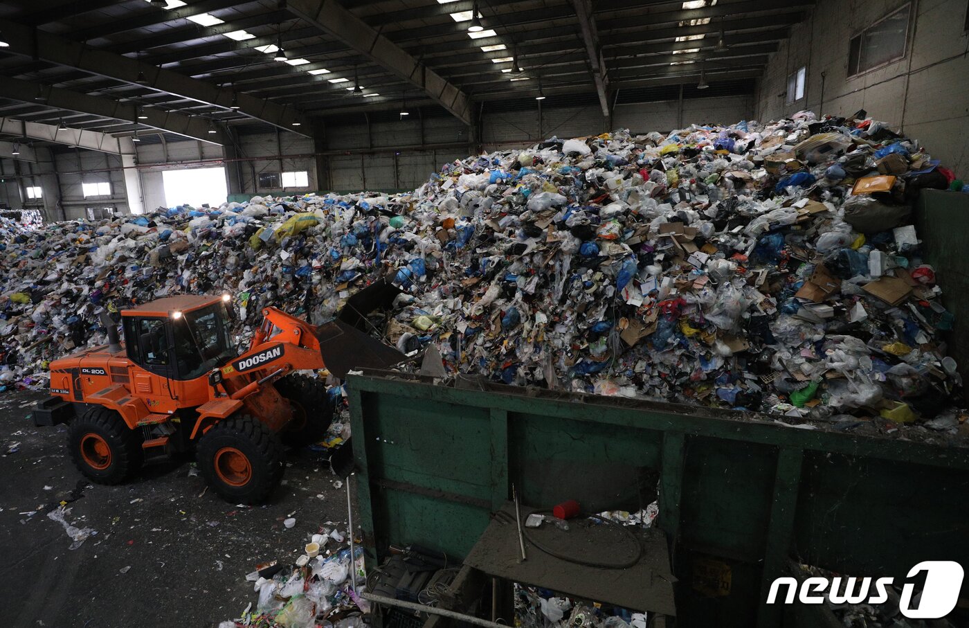 본문 이미지 - 추석 명절 연휴가 끝난 23일 서울 송파구 송파자원순환공원에서 관계자들이 재활용쓰레기 선별장에 쌓인 쓰레기를 분류하고 있다. 2021.9.23/뉴스1 ⓒ News1 신웅수 기자