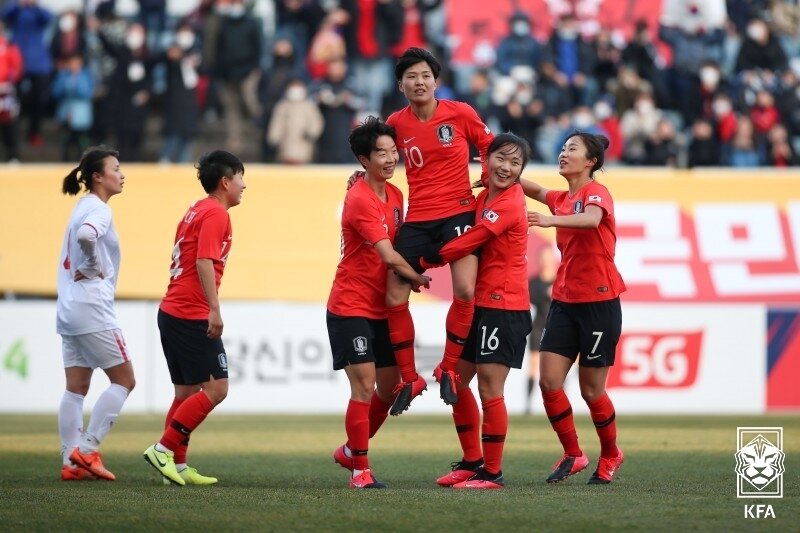 본문 이미지 - 여자 축구대표팀의 간판 지소연(가운데) ⓒ 뉴스1