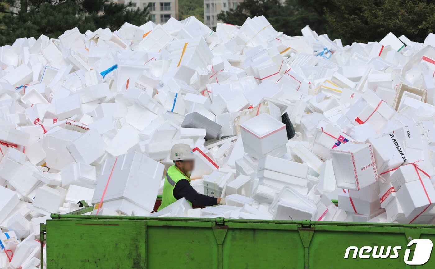 본문 이미지 - 추석 연휴가 끝난 23일 오전 경기도 수원시 영통구 수원시자원순환센터에 추석 연휴동안 수거된 스티로폼 상자들이 쌓여있다. 2021.9.23/뉴스1 ⓒ News1 김영운 기자