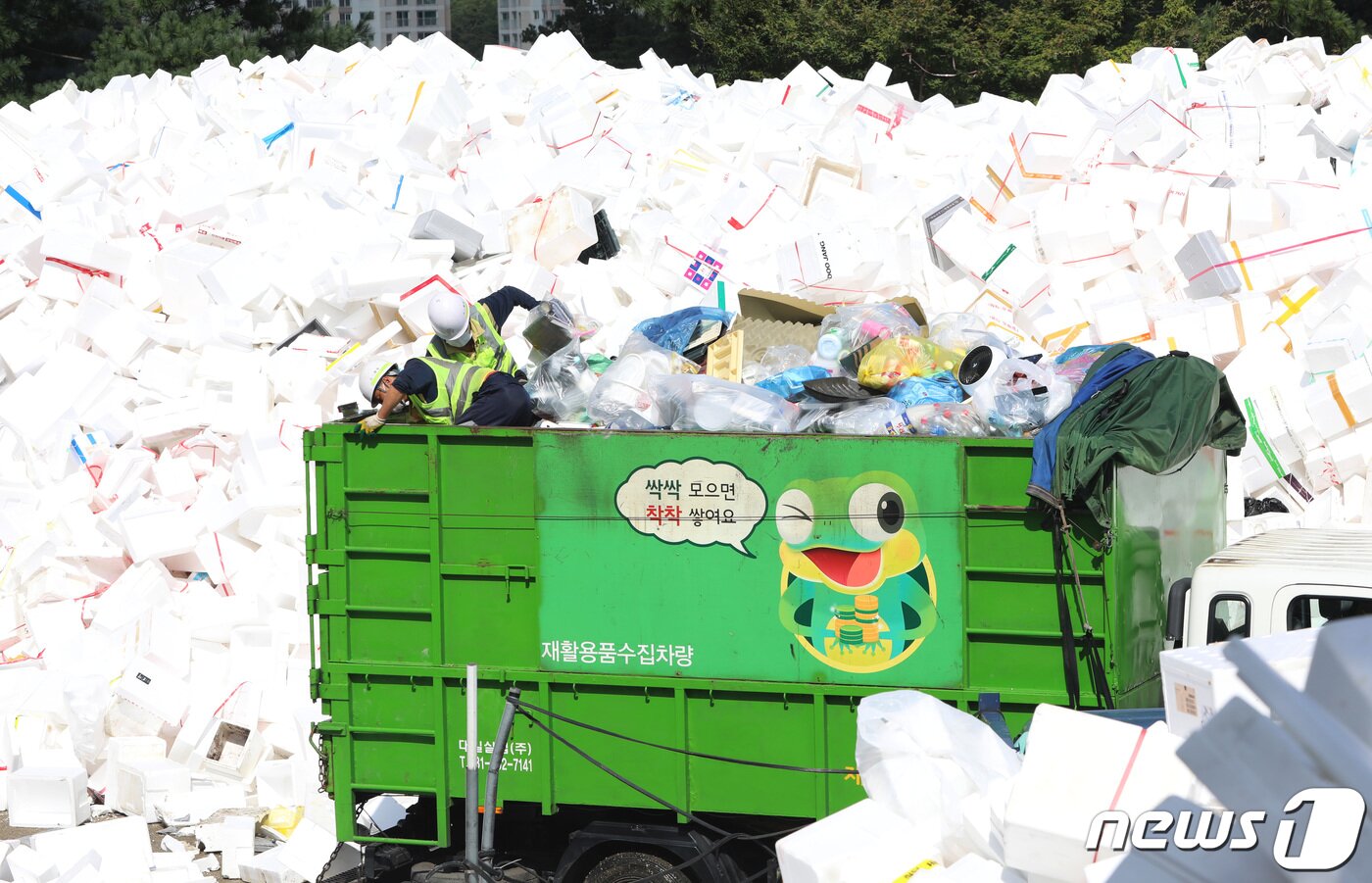 본문 이미지 - 추석 연휴가 끝난 23일 오전 경기도 수원시 영통구 수원시자원순환센터에 추석 연휴동안 수거된 스티로폼 상자들이 쌓여있다. 2021.9.23/뉴스1 ⓒ News1 김영운 기자