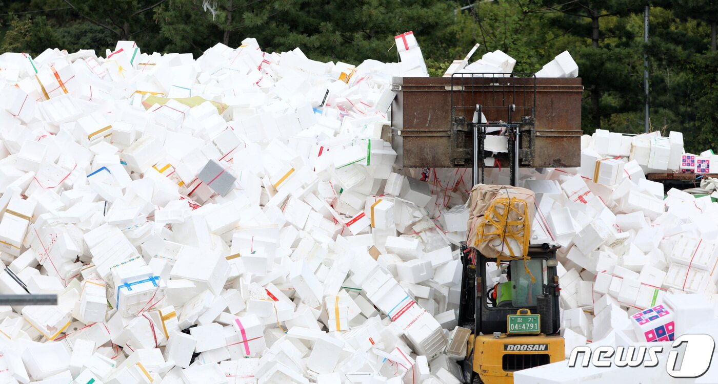 본문 이미지 - 추석 연휴가 끝난 23일 오전 경기도 수원시 영통구 수원시자원순환센터에 추석 연휴동안 수거된 스티로폼 상자들이 쌓여있다. 2021.9.23/뉴스1 ⓒ News1 김영운 기자