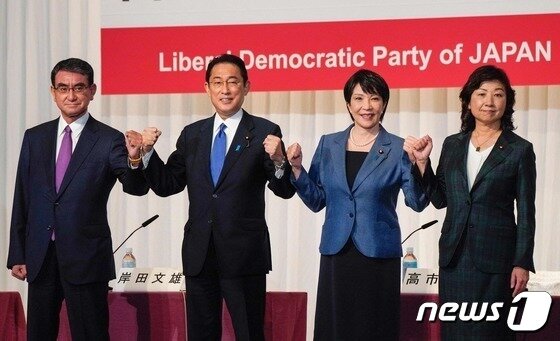 본문 이미지 - 도쿄 자민당 본부에서 열린 당 총재 선거 후보 공동 기자회견에서 4명의 후보가 나란히 서서 주먹을 불끈 쥐고 있다. 왼쪽부터 고노 다로, 기시다 후미오, 다카이치 사나에, 노다 세이코. ⓒ AFP=뉴스1