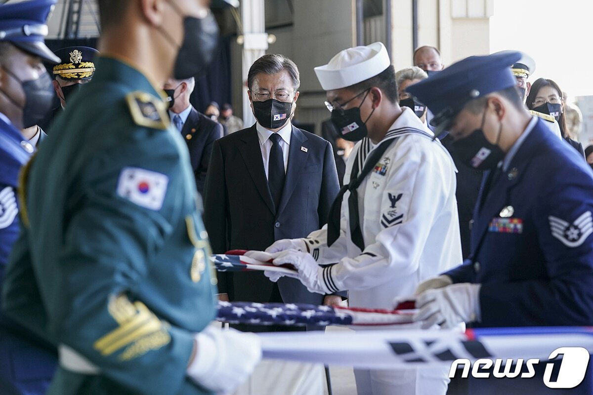 본문 이미지 - 문재인 대통령이 미국 하와이 호놀룰루 히캄 공군기지에서 열린 한미 유해 상호 인수식에서 유해 관포 교체를 지켜보고 있다.(청와대 제공)2021.9.23/뉴스1