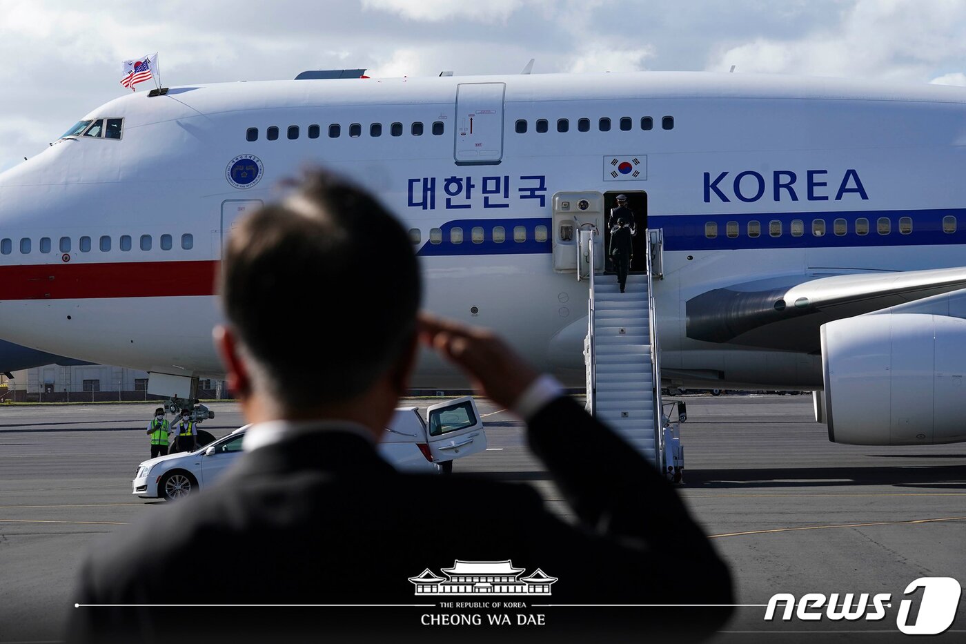 본문 이미지 - 문재인 대통령이 22일(현지시간) 미국 하와이 호놀룰루 히캄 공군기지에서 열린 한미 유해 상호 인수식에서 공군1호기로 봉송되는 유해를 향해 경례하고 있다.(청와대 페이스북)2021.9.23/뉴스1