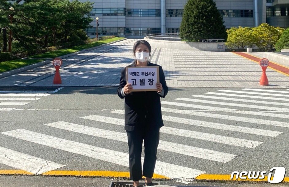 본문 이미지 - 양미숙 부산참여연대 사무처장이 23일 오후 부산 연제구 부산지검에 공직선거법 위반 혐의로 박형준 부산시장에 대한 고발장을 접수하고 있다.(부산참여연대 제공)ⓒ 뉴스1