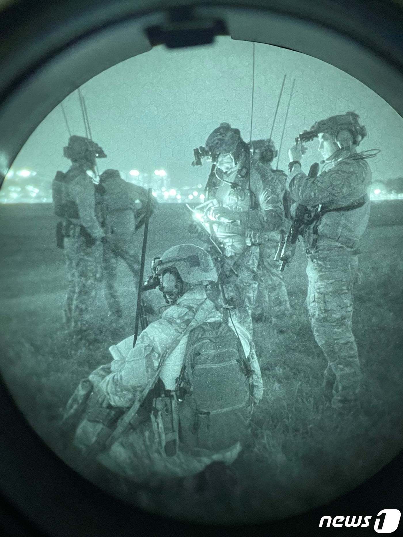 본문 이미지 - 미군 특수부대가 지난 13일 경기도 평택 소재 '캠프 험프리스' 기지 일대에서 '티크 나이프' 훈련을 실시했다. (주한미특전사 페이스북) ⓒ 뉴스1