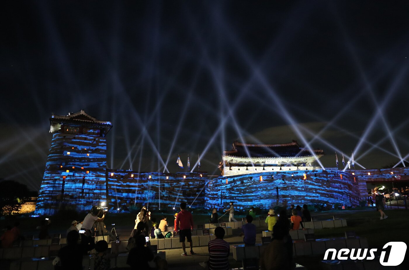 본문 이미지 - 2021 수원화성 미디어아트쇼 개막 하루 전인 23일 오후 경기도 수원시 팔달구 수원화성 화서문에서 메인 프로그램인 ‘미디어파사드&라이트쇼’ 리허설을 하고 있다. 2021 수원화성 미디어아트쇼는 오는 24일부터 내달 24일까지 수원화성 화서문 및 생태교통마을, 장안공원 일원에서 즐길 수 있다. 김영운 기자
