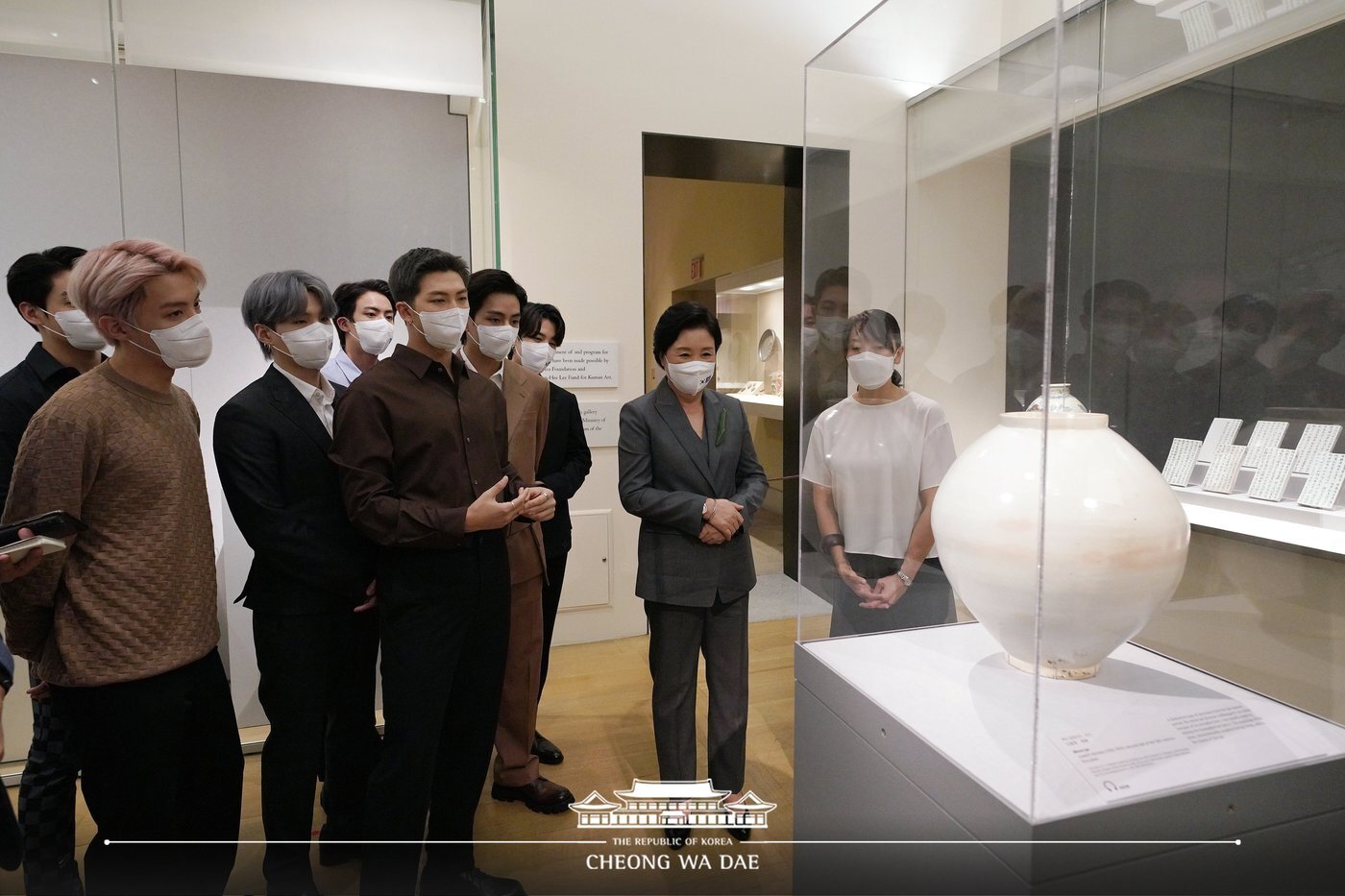 본문 이미지 - 미국 뉴욕 메트로폴리탄 미술관 한국실을 찾은 방탄소년단 / 사진제공=청와대 ⓒ 뉴스1