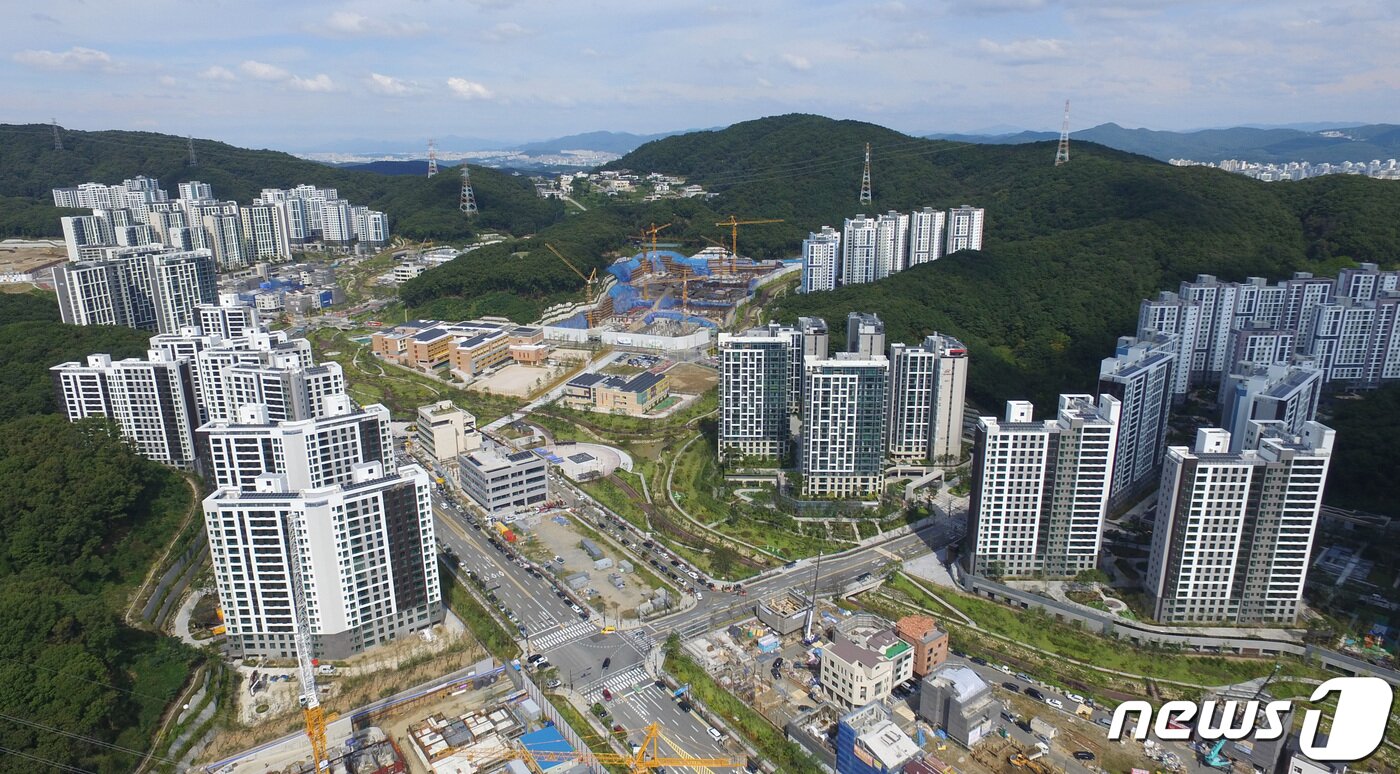 본문 이미지 - 이재명 경기도지사가 성남시장 재직 시절 진행한 대장동 개발사업 관련 특혜 의혹과 논란이 커지고 있다. 사진은 24일 오후 경기도 성남시 분당구 대장동 개발사업 현장의 모습. 2021.9.24/뉴스1 ⓒ News1 김영운 기자