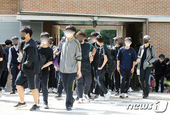 서울 시내 한 중학교에서 학생들이 수업을 마치고 교문을 빠져나가고 있는 모습  © News1 김진환 기자