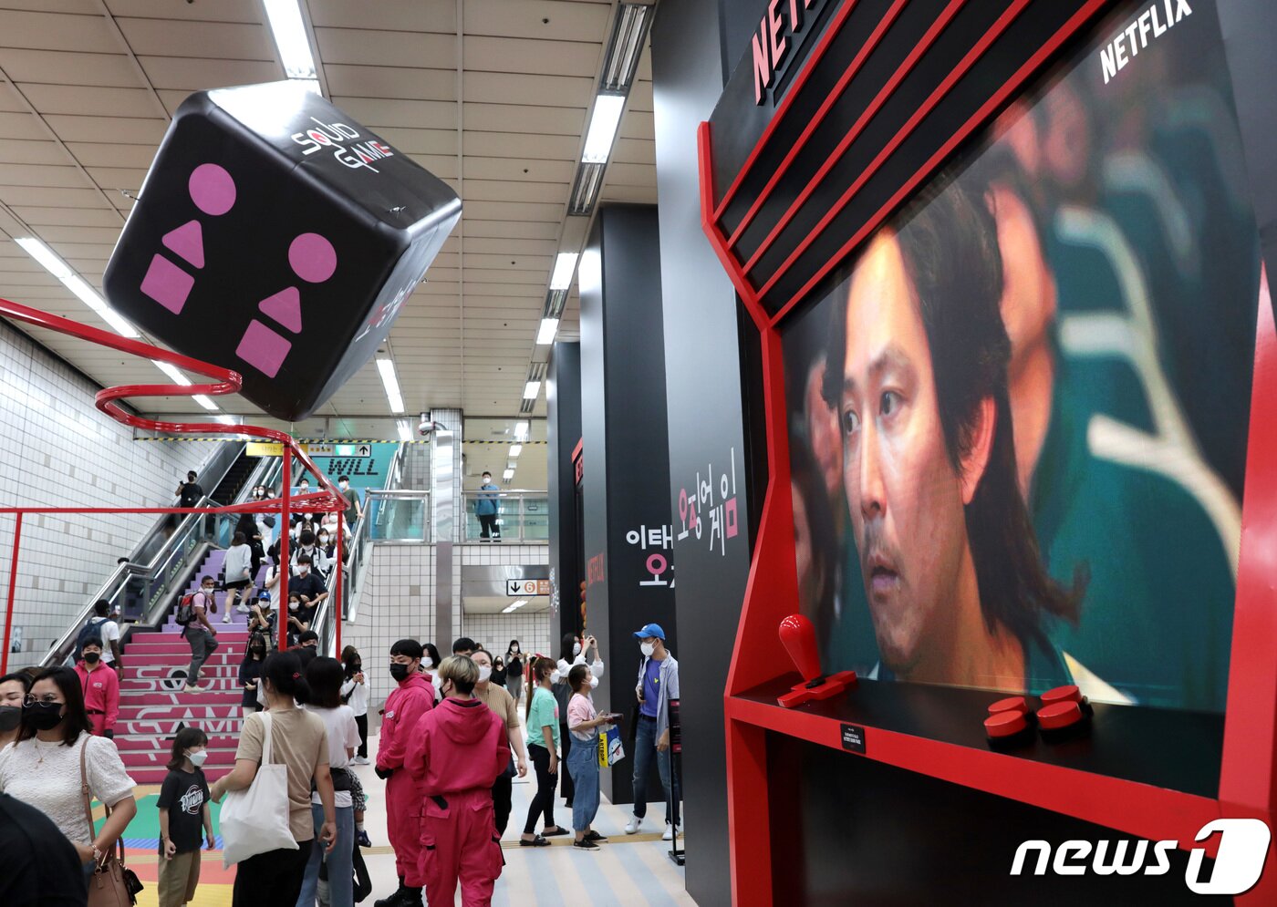 본문 이미지 - 서울 용산구 이태원역에 마련된 넷플릭스 드라마 '오징어게임' 팝업 체험존 2021.9.24/뉴스1 ⓒ News1 이성철 기자