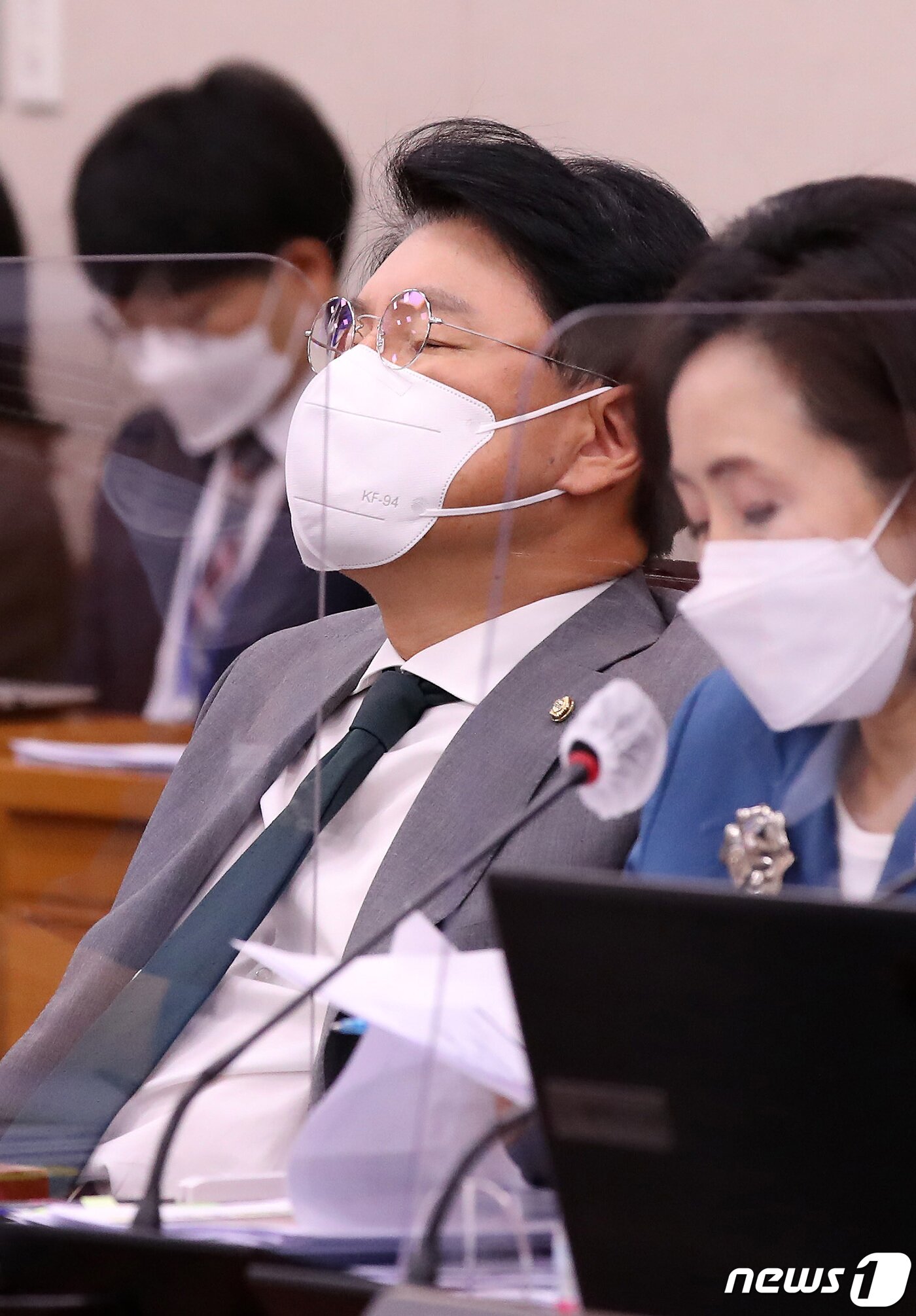 본문 이미지 - 장제원 국민의힘 의원이 24일 서울 여의도 국회에서 열린 법제사법위원회 전체회의에서 잠시 눈을 감고 있다. 2021.9.24/뉴스1 ⓒ News1 이동해 기자