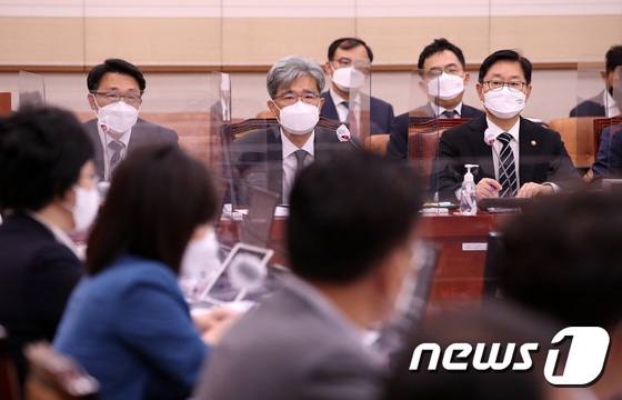 법사위 전체회의, 박범계 법무장관·김진욱 공수처장 참석