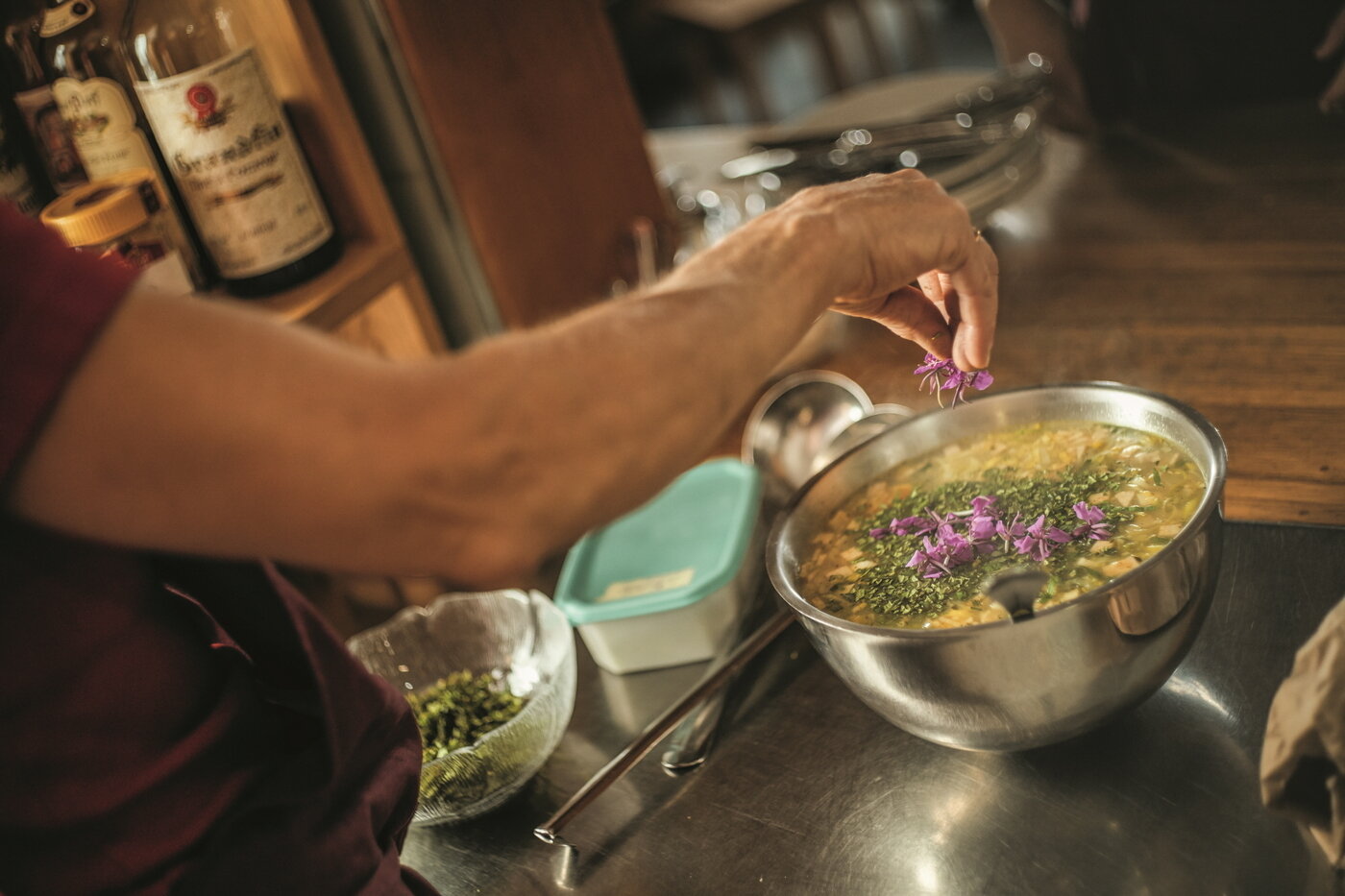 본문 이미지 - 린더넨(Lindernen) 오두막에서 요리하는 모습 / 스위스관광청 제공