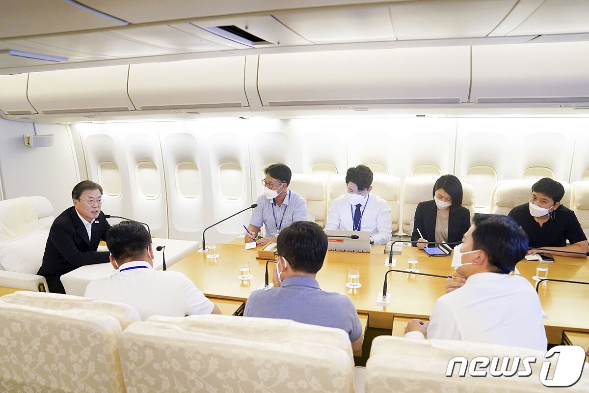 본문 이미지 - 미국 순방을 마친 문재인 대통령이 23일(현지시각) 공군 1호기로 귀국 중 기내에서 기자들과 간담회를 하고 있다.(청와대 제공)2021.9.24/뉴스1