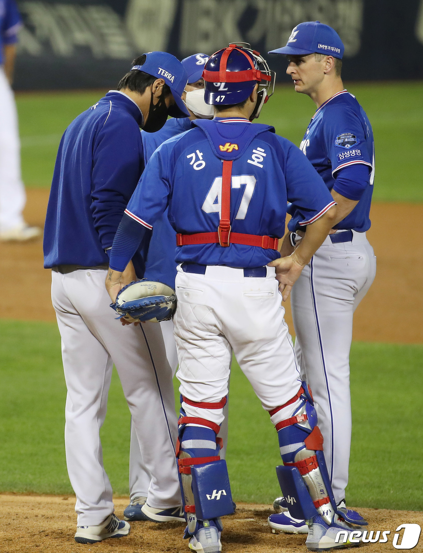 (서울=뉴스1) 박정호 기자 = 24일 오후 서울 잠실야구장에서 열린 '프로야구 2021 신한은행 SOL KBO리그' 삼성 라이온즈와 LG 트윈스의 경기 3회말 위기를 맞은 삼성 …