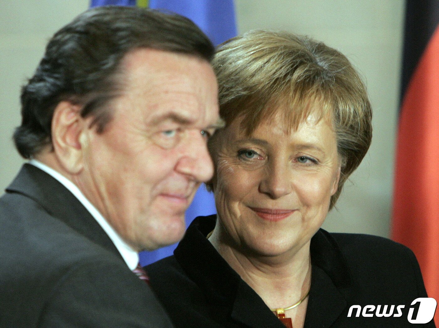 본문 이미지 - 앙겔라 메르켈 총리가 2005년 11월 22일 베를린에서 열린 취임식에서 퇴임하는 게르하르트 슈뢰더 전 총리를 바라보는 모습. ⓒ AFP=뉴스1 ⓒ News1 최서윤 기자