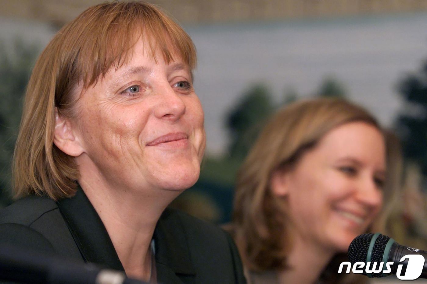 본문 이미지 - 앙겔라 메르켈 독일 총리가 2001년 4월 26일 당시 야당이던 기독민주(CDU) 당수시절 미국 워싱턴에서 기자회견하는 모습. ⓒ AFP=뉴스1 ⓒ News1 최서윤 기자