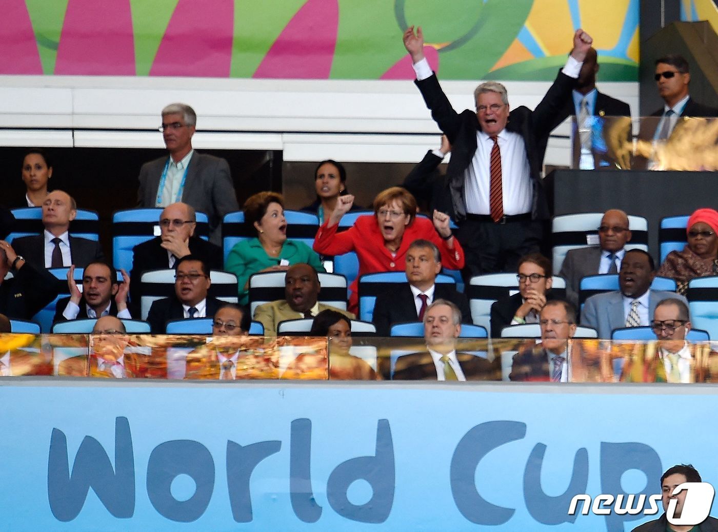 본문 이미지 - 브라질 리우데자네이루 마라카나 경기장에서 2014년 7월 13일 브라질 월드컵 독일-아르헨티나 축구 결승전이 진행된 가운데, 앙겔라 메르켈 총리가 상대편의 '노골' 판정을 격하게 축하하자, 지우마 호세프 당시 브라질 대통령이 놀란 눈으로 메르켈 총리와 요아힘 가우크 독일 대통령을 바라보고 있다. ⓒ AFP=뉴스1 ⓒ News1 최서윤 기자