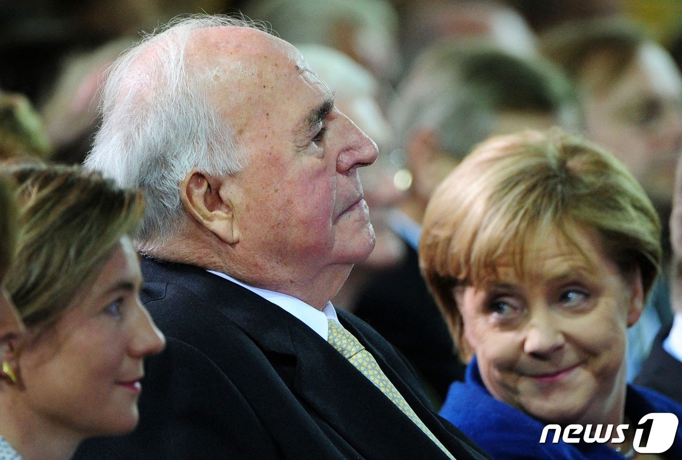 본문 이미지 - 2010년 10월 1일 베를린에서 열린 독일 통일 20주년 기념식에서 앙겔라 메르켈 독일 총리, 헬무트 콜 전 독일 총리와 부인 마이케 콜 리히터(왼) 여사가 참석한 모습. 오는 26일 총선 이후 물러나는 메르켈 총리는 4선 16년을 집권, 헬무트 콜 전 총리와 함께 '최장수 총리' 타이틀을 얻게 됐다. ⓒ AFP=뉴스1 ⓒ News1 최서윤 기자