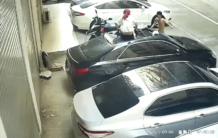 본문 이미지 - 고통을 호소하는 여자친구를 부축하기 위해 남자친구가 재빨리 달려왔다. (더선 갈무리) ⓒ 뉴스1