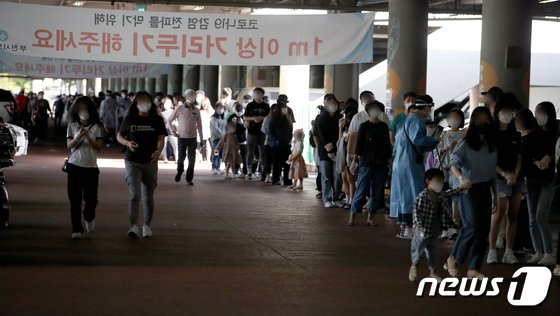 추석 연휴 후 코로나 검체 검사 받는 부천 시민들