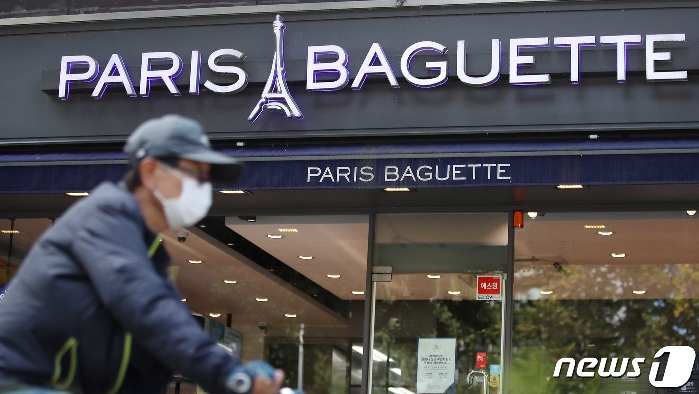 본문 이미지 - 26일 오후 서울 시내의 한 파리바게뜨 매장을 앞을 시민들이 지나고 있다. 2021.9.26/뉴스1 ⓒ News1 임세영 기자