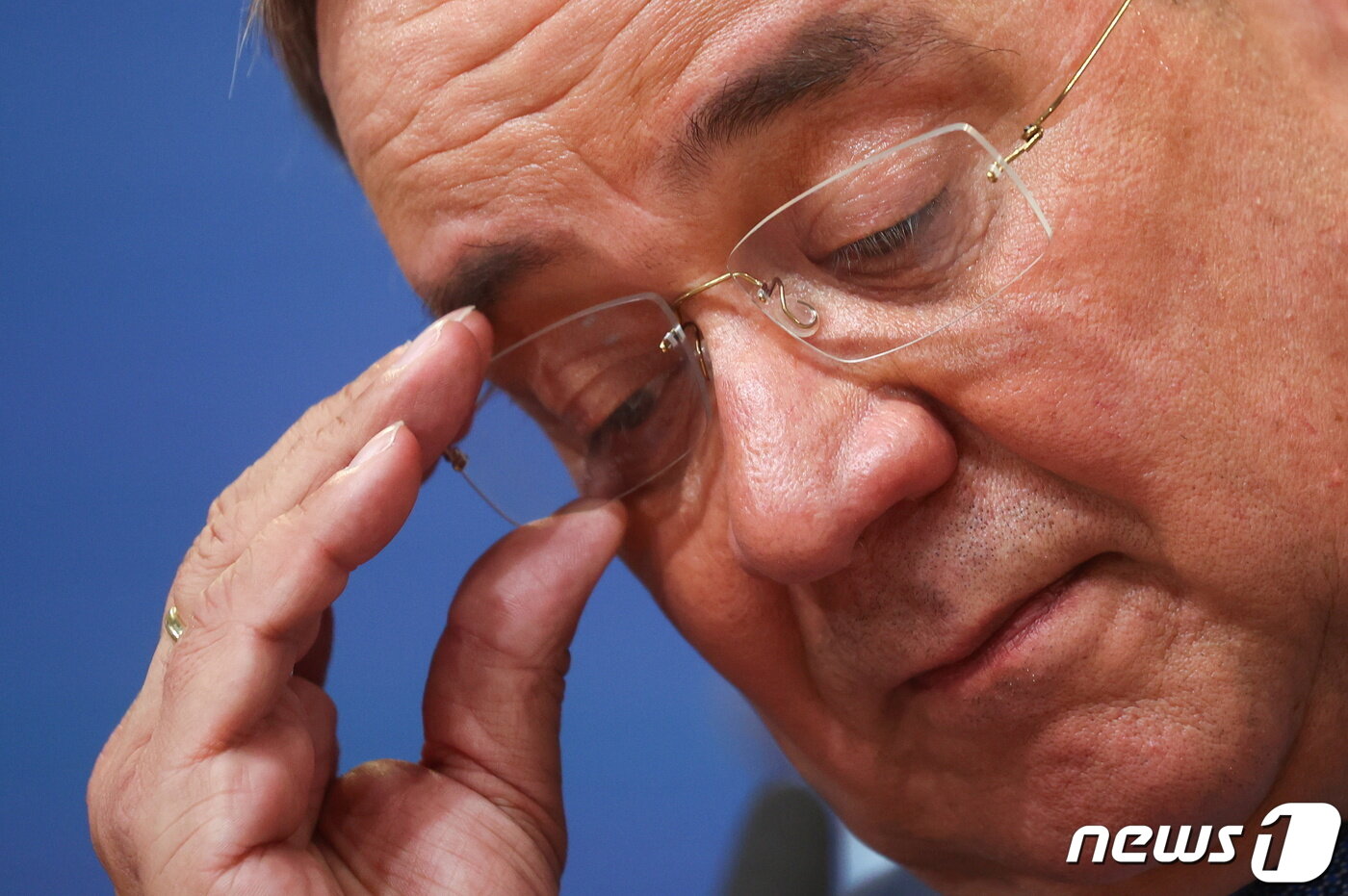 본문 이미지 - 앙겔라 메르켈 총리에게서 기독민주당(CDU) 당수직을 물려받아 2021년 9월 26일 총선에 집권 기독민주·기독사회 연합 대표로 출마한 아르민 라셰트 후보가 첫 출구 조사 결과 발표 후 낙담하는 모습. ⓒ 로이터=뉴스1 ⓒ News1 최서윤 기자