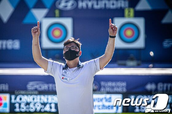 양궁 국가대표 김우진(29‧청주시청)이 27일(한국시간) 미국 사우스다코타주 양크턴에서 열린 2021 세계양궁선수권대회 남자 개인전 결승에서 우승한 후 기뻐하고 있다. 혼성전, 남자 단체전에 이어 개인전마저 우승한 김우진은 대회 3관왕에 올랐다. (세계양궁연맹 제공)