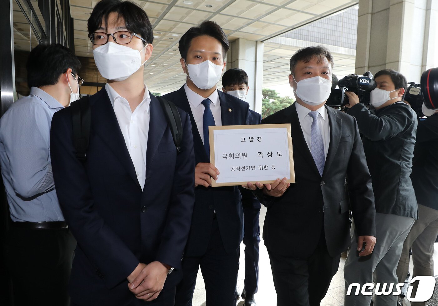본문 이미지 - 전용기 더불어민주당 의원이 27일 오전 서울 서초구 서울중앙지검에 도착해 곽상도 국민의힘 의원에 대한 공직선거법 위반과 정보통신망법 위반 혐의로 고발하기 위해 민원실로 향하고 있다. 2021.9.27/뉴스1 ⓒ News1 이동해 기자