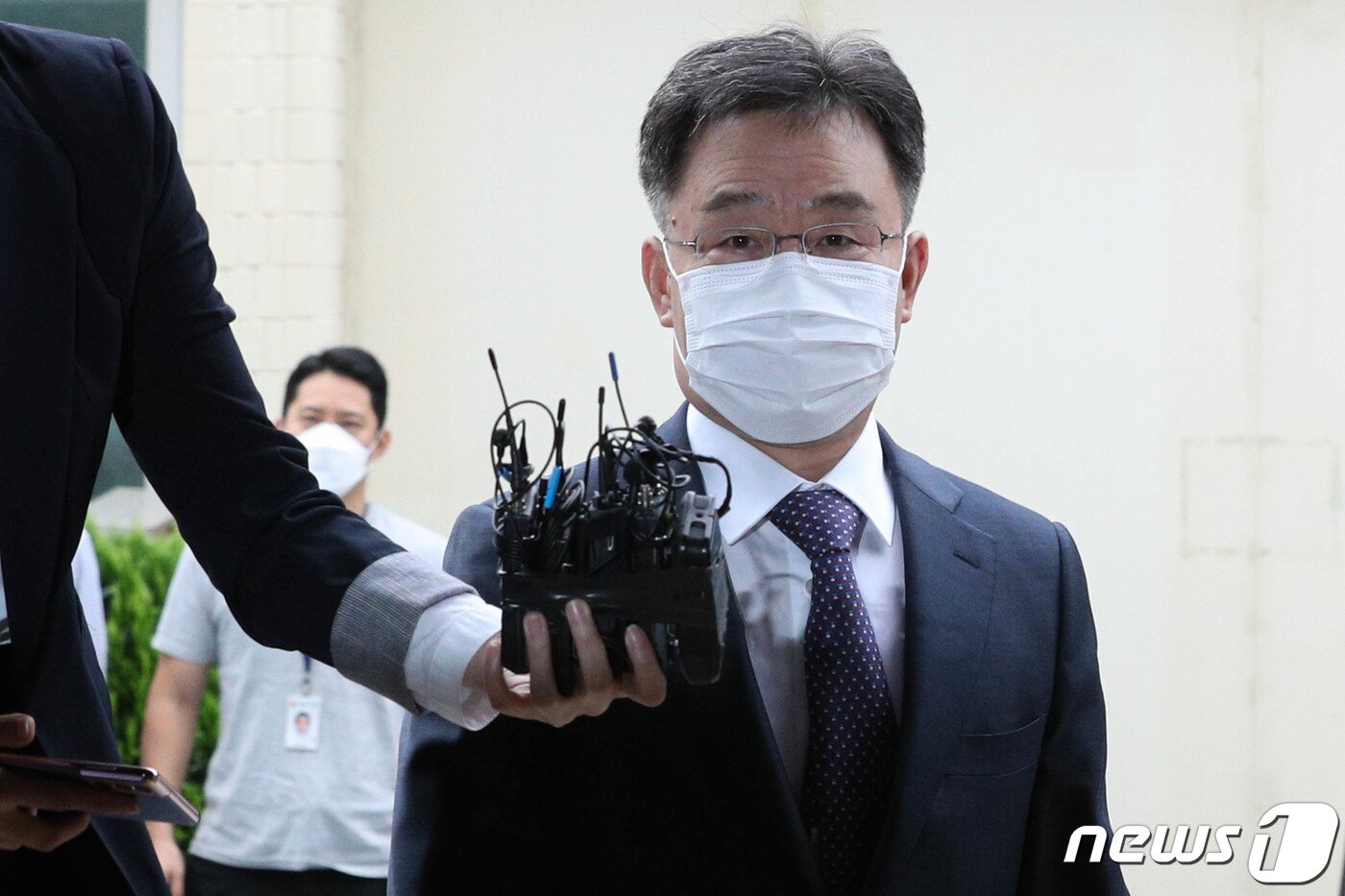 본문 이미지 - 경기 성남 대장동 개발 사업 특혜 논란을 빚은 자산관리회사 화천대유의 대주주 김만배씨가 참고인 조사를 받기 위해 27일 서울 용산경찰서에 출석하고 있다. 2021.9.27/뉴스1 ⓒ News1 성동훈 기자