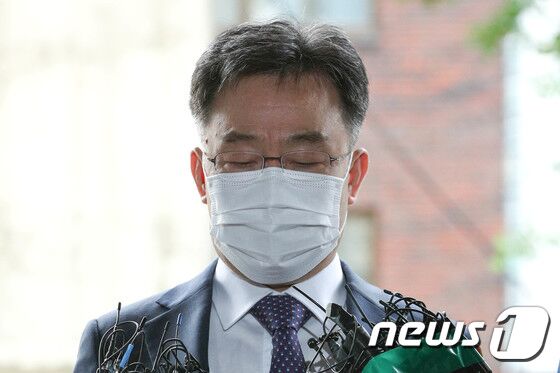 경기 성남 대장동 개발 사업 특혜 논란을 빚은 자산관리회사 화천대유의 대주주 김만배 씨가 참고인 조사를 받기 위해 27일 서울 용산경찰서에 출석하고 있다. 화천대유는 유력 대권주자인 이재명 경기지사가 성남시장 때 추진한 대장동 공영개발사업에서 출자금 대비 1,154배에 이르는 배당금을 받아 특혜 논란을 받고 있다. 성동훈 기자