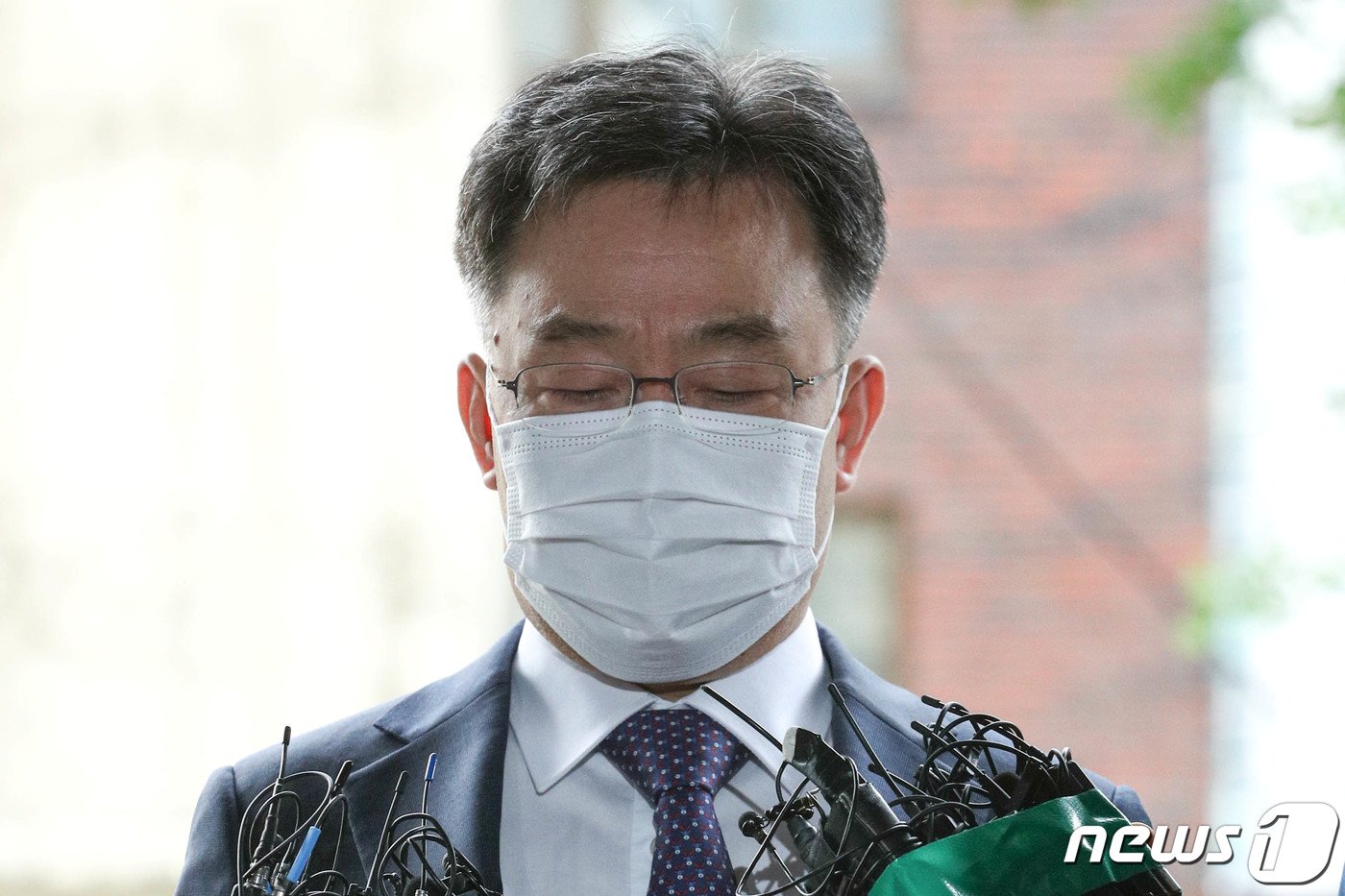 본문 이미지 - 경기 성남 대장동 개발 사업 특혜 논란을 빚은 자산관리회사 화천대유의 대주주 김만배 씨가 참고인 조사를 받기 위해 27일 서울 용산경찰서에 출석하고 있다. 화천대유는 유력 대권주자인 이재명 경기지사가 성남시장 때 추진한 대장동 공영개발사업에서 출자금 대비 1,154배에 이르는 배당금을 받아 특혜 논란을 받고 있다. 성동훈 기자